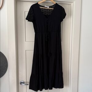 Elegant Black V‑Neck Midi Dress
